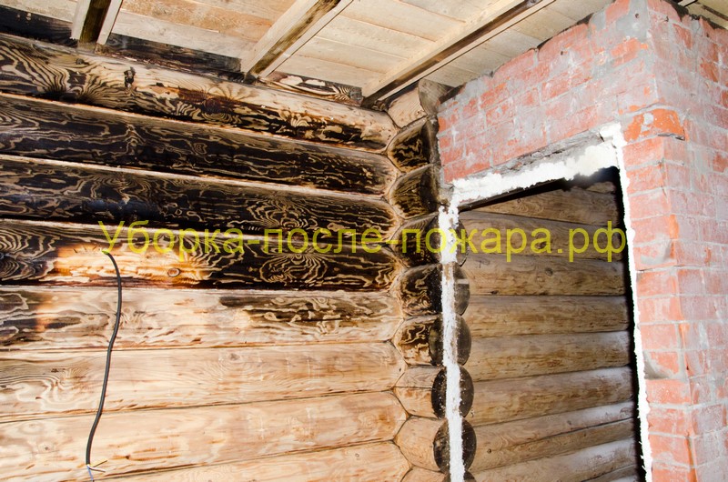 Процесс очистки деревянных стен