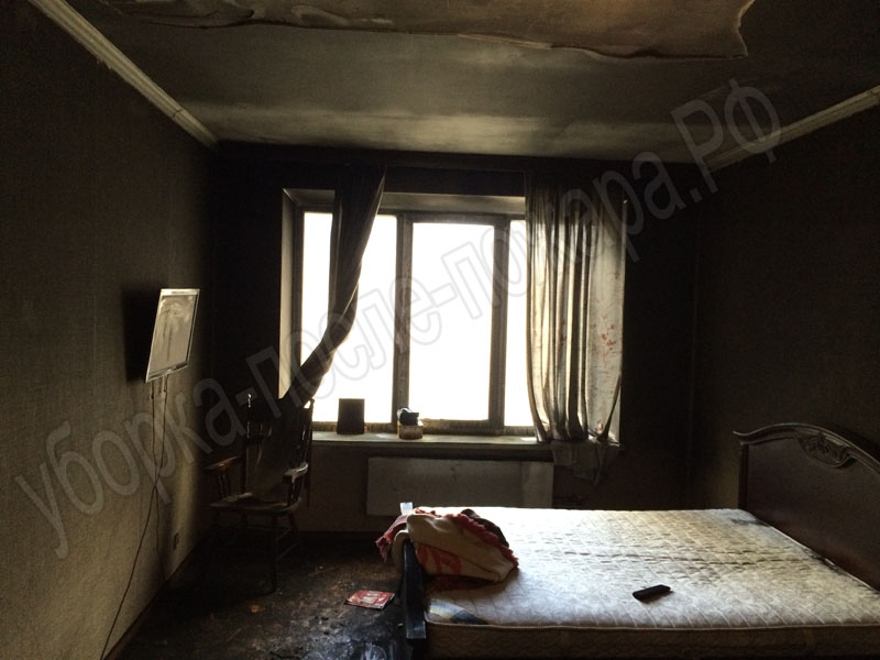 Спальная комната в квартире пострадала от пожара тоже