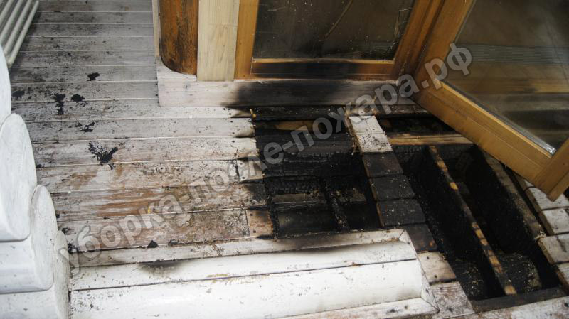 На этом фото хорошо видно, как пострадали лаги пола, сам подпол, были вырезаны кусочки палубной доски, чтобы увидеть последствия пожара в деревянном доме